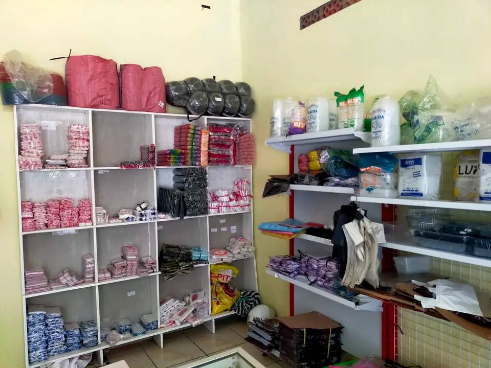 Rak plastik kemasan dan wadah makanan