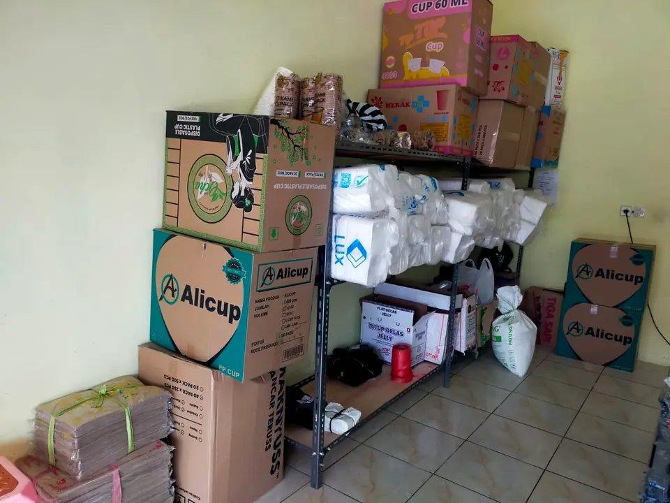 Stok gelas plastik dan styrofoam dalam dus