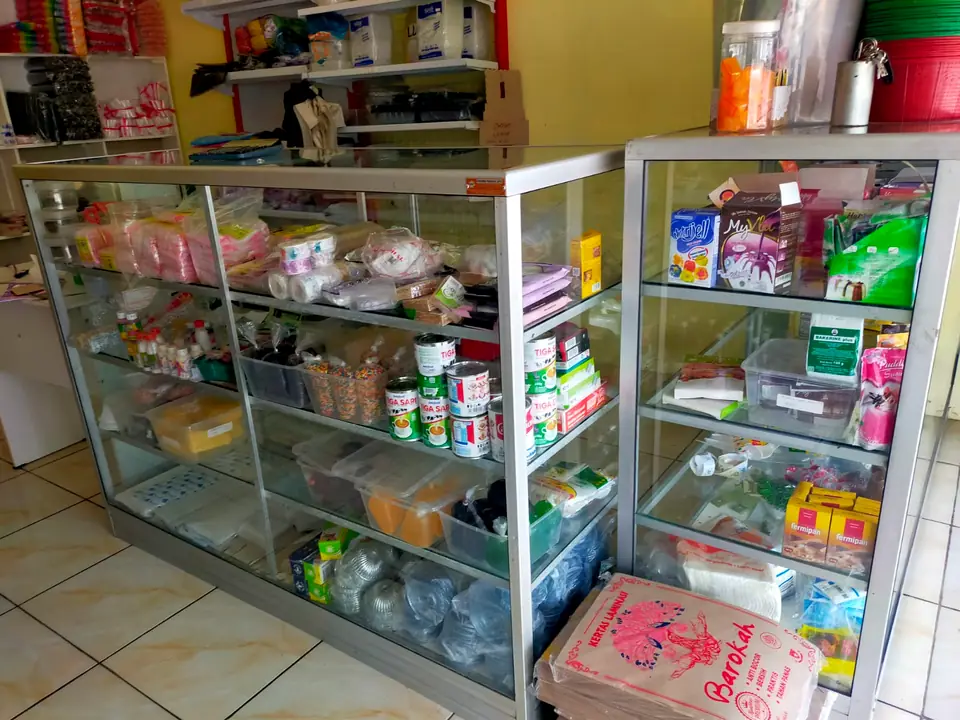 Etalase kaca berisi bahan dan perlengkapan kue