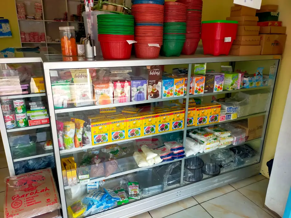 Keranjang plastik dan bahan puding di etalase