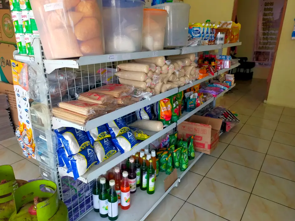 Rak sembako dan kebutuhan dapur