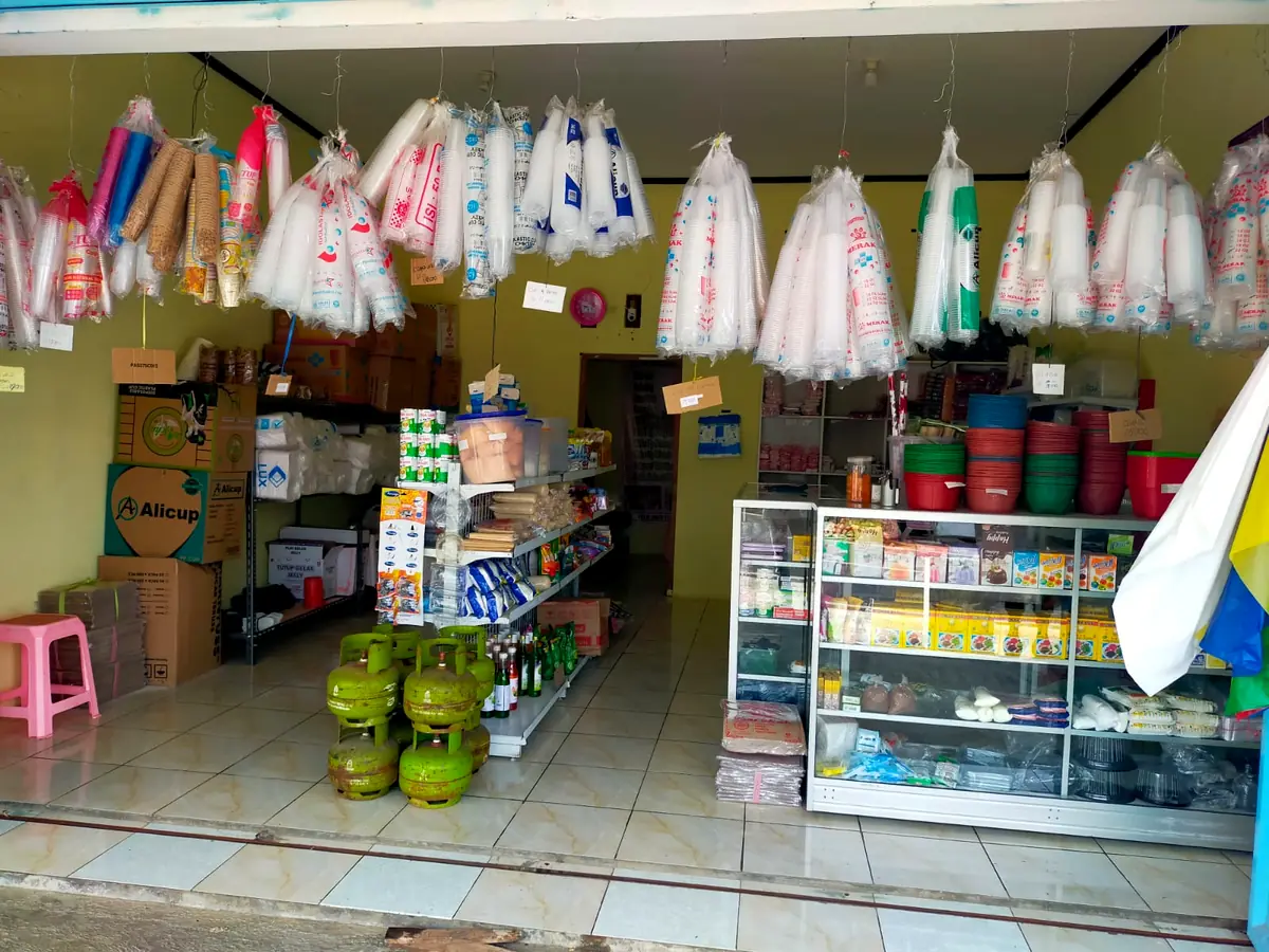 Tampak depan Safira 99 dengan gelas plastik dan kemasan yang tergantung