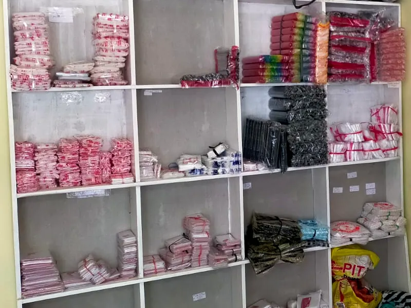 Rak berisi plastik kemasan HDPE, PE, PP, dan OPP