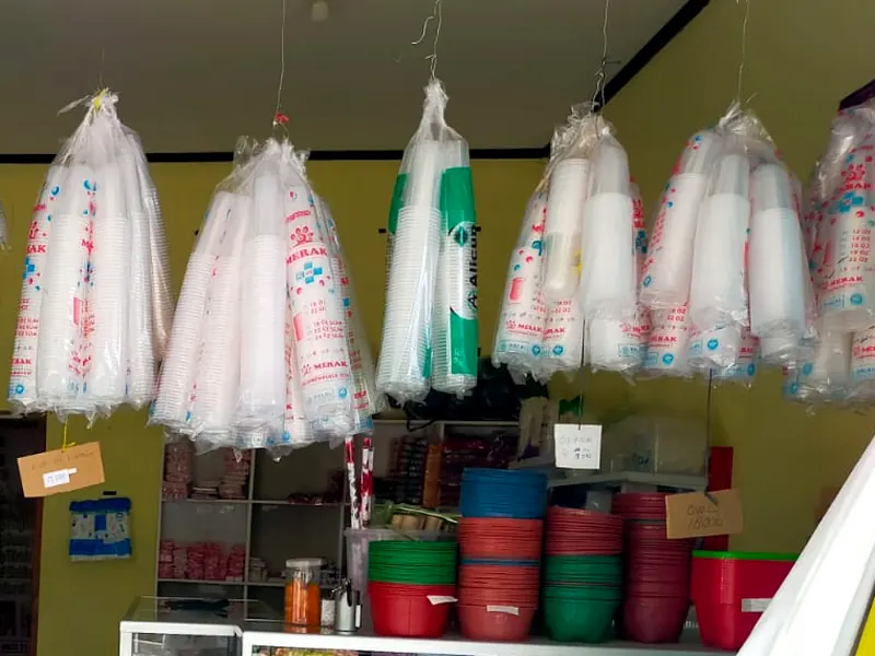 Gelas plastik berbagai ukuran tergantung di toko