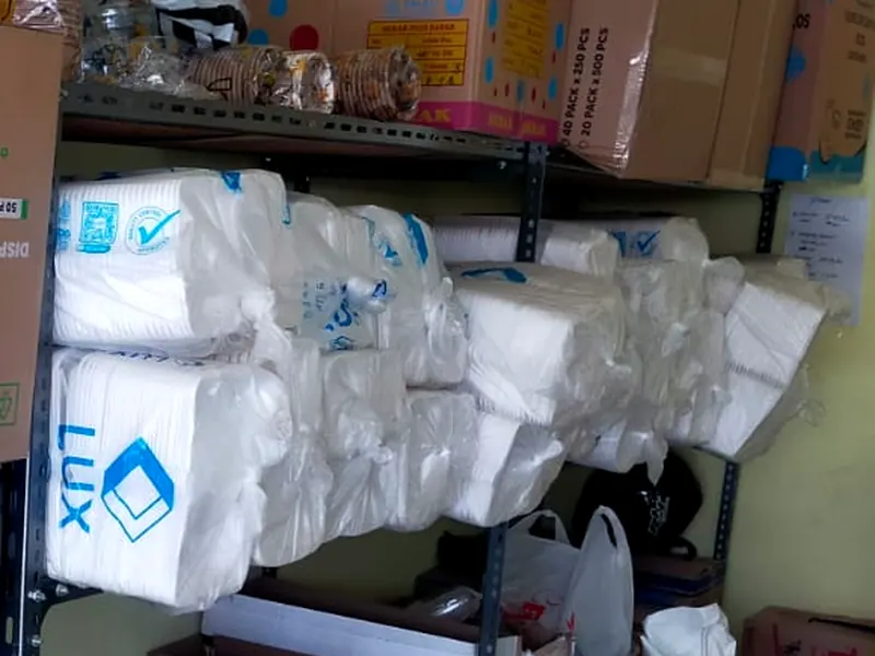 Tumpukan kotak styrofoam dan thinwall di rak