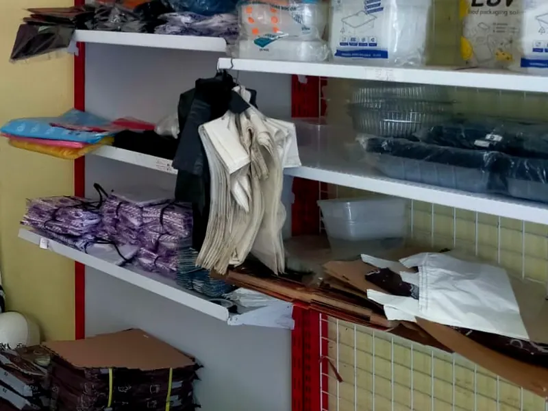 Kantong plastik dan tas belanja di rak toko