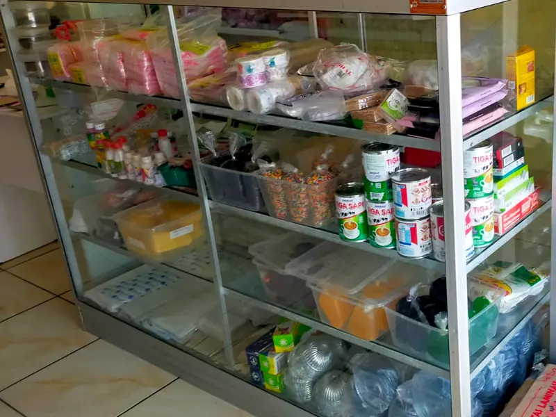 Etalase berisi mika, toples, dan cetakan kue